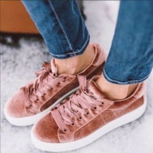STEVE MADDEN ‘Bertie’ Sneaker in Blush Velvet